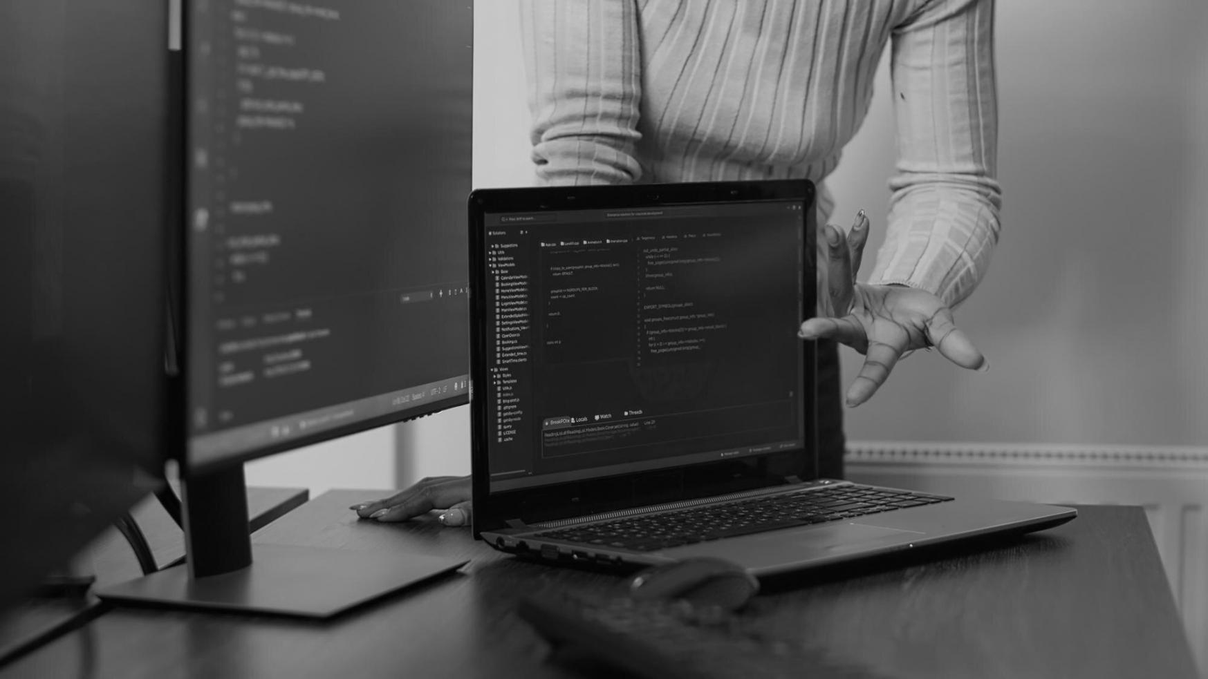 Studio di produzione musicale con strumenti digitali e hardware