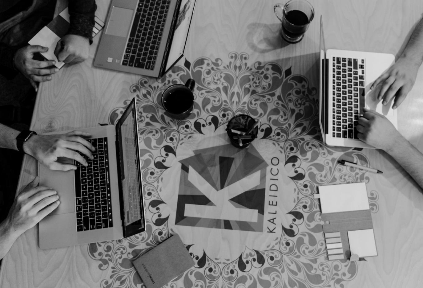 Spazio creativo con strumenti digitali per composizione