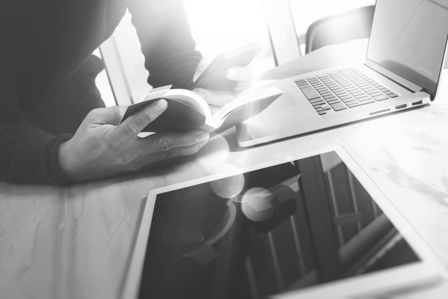 Studio di produzione musicale con tecnologia AI integrata